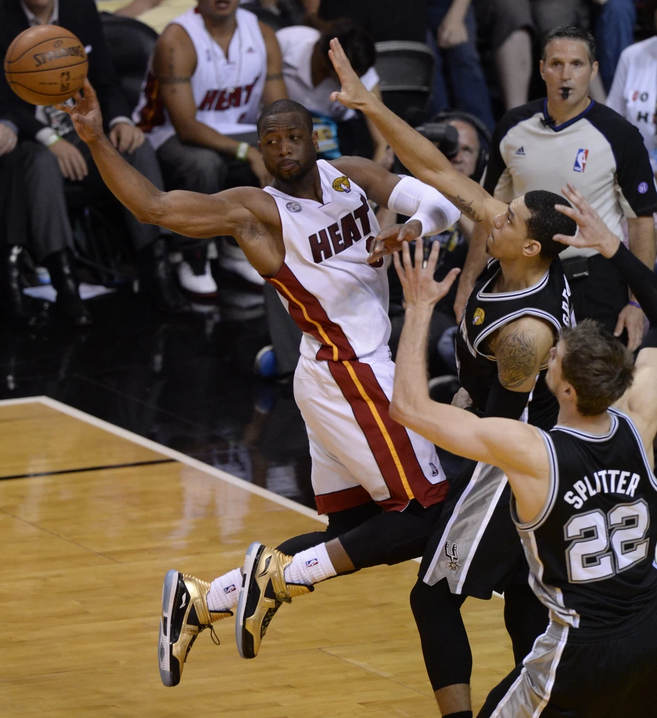 Koszykarze Miami Heat trzeci raz w swoim czwartym występie w finale sięgnęli po mistrzostwo ligi NBA. W siódmym decydującym spotkaniu pokonali w czwartek we własnej hali San Antonio Spurs 95:88, wygrywając rywalizację 4-3