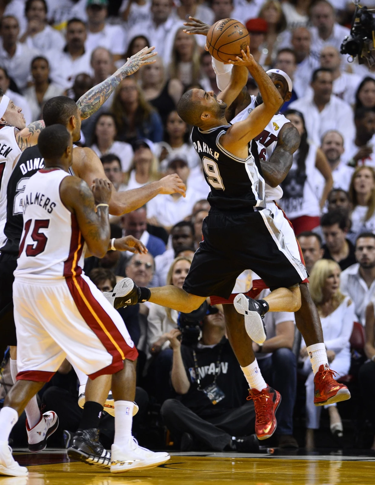 Koszykarze Miami Heat trzeci raz w swoim czwartym występie w finale sięgnęli po mistrzostwo ligi NBA. W siódmym decydującym spotkaniu pokonali w czwartek we własnej hali San Antonio Spurs 95:88, wygrywając rywalizację 4-3