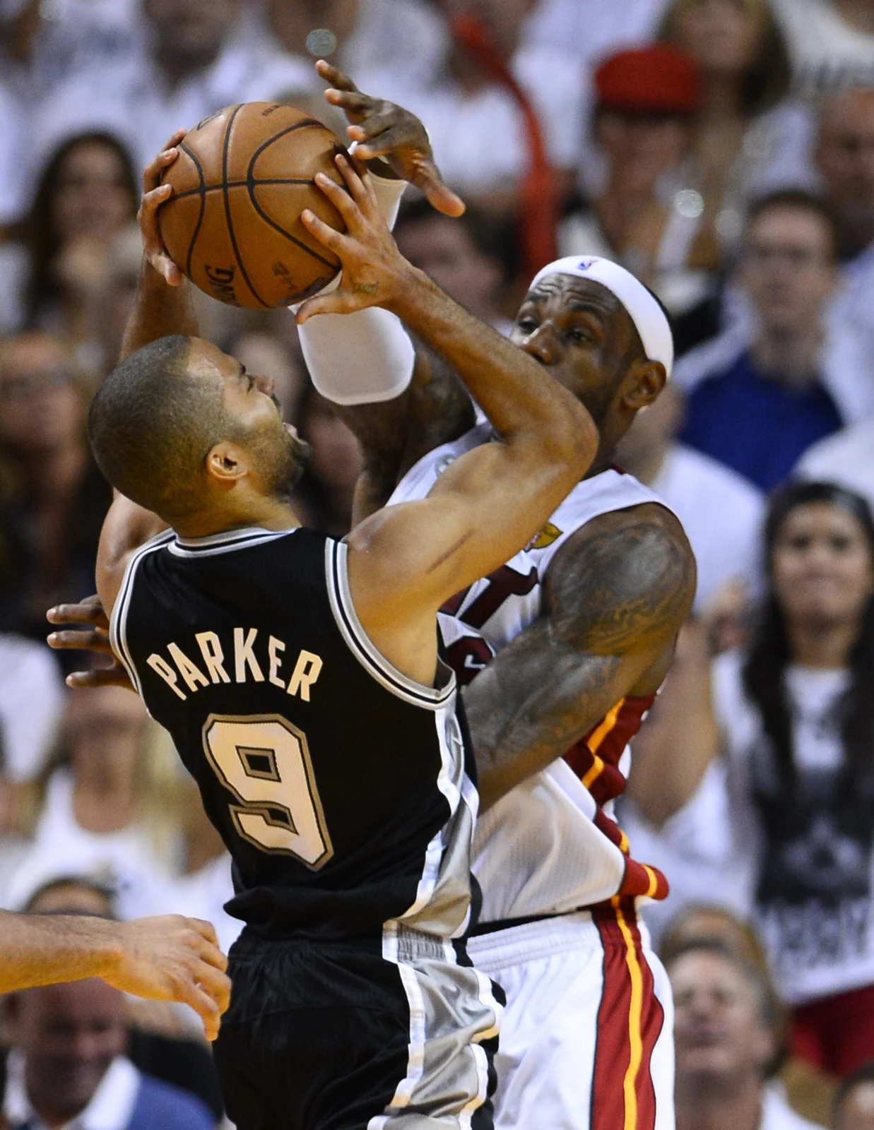Koszykarze Miami Heat trzeci raz w swoim czwartym występie w finale sięgnęli po mistrzostwo ligi NBA. W siódmym decydującym spotkaniu pokonali w czwartek we własnej hali San Antonio Spurs 95:88, wygrywając rywalizację 4-3