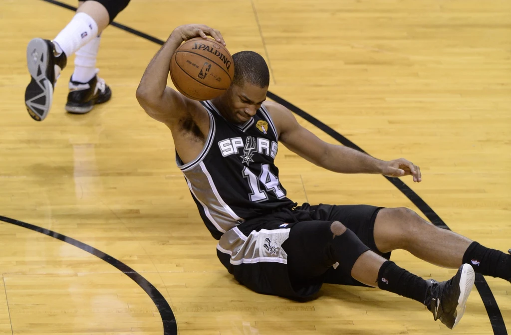 Koszykarze Miami Heat trzeci raz w swoim czwartym występie w finale sięgnęli po mistrzostwo ligi NBA. W siódmym decydującym spotkaniu pokonali w czwartek we własnej hali San Antonio Spurs 95:88, wygrywając rywalizację 4-3