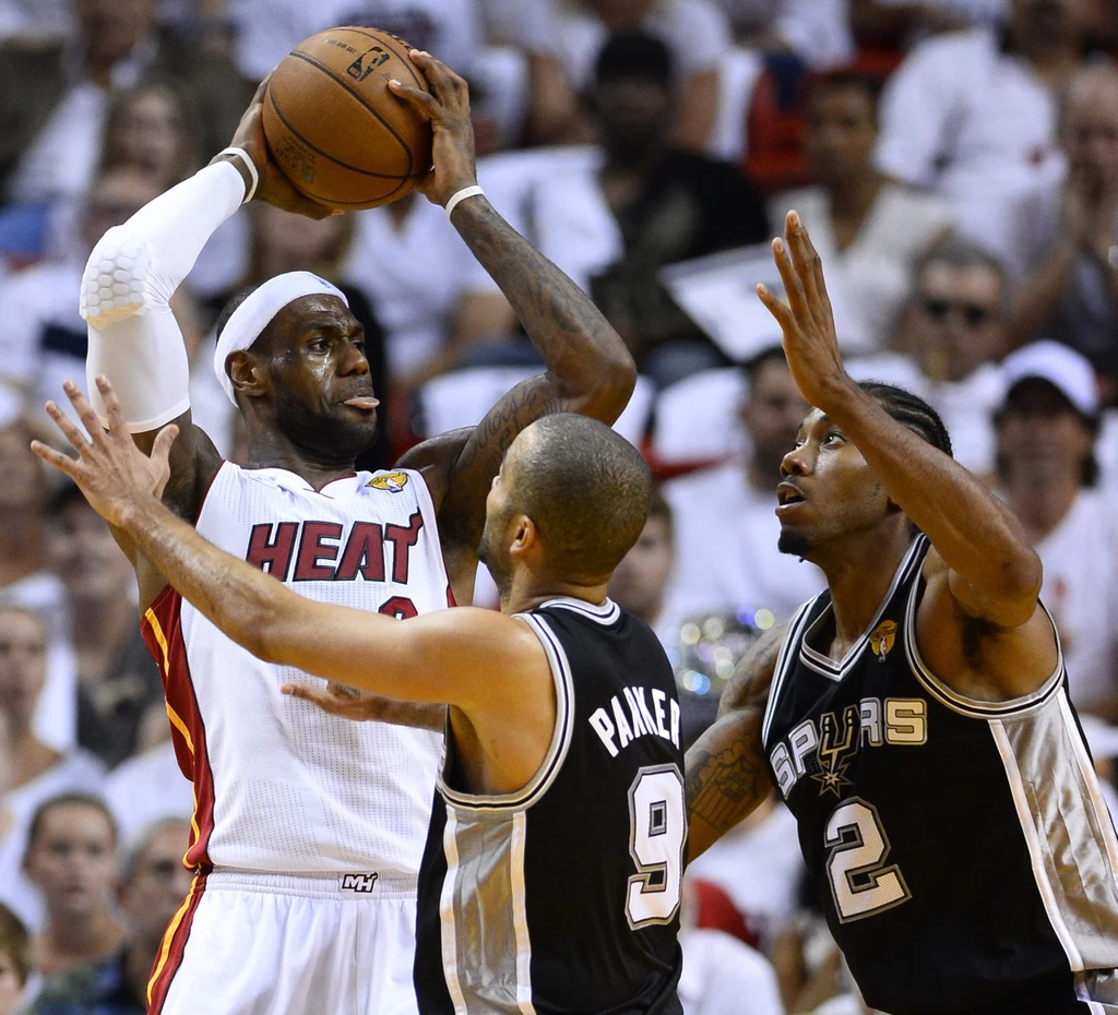 Koszykarze Miami Heat trzeci raz w swoim czwartym występie w finale sięgnęli po mistrzostwo ligi NBA. W siódmym decydującym spotkaniu pokonali w czwartek we własnej hali San Antonio Spurs 95:88, wygrywając rywalizację 4-3