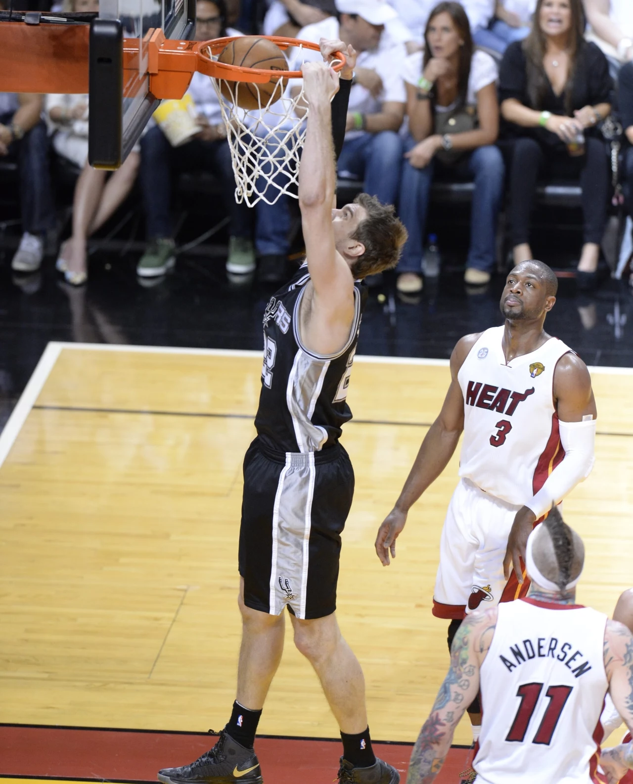 Koszykarze Miami Heat trzeci raz w swoim czwartym występie w finale sięgnęli po mistrzostwo ligi NBA. W siódmym decydującym spotkaniu pokonali w czwartek we własnej hali San Antonio Spurs 95:88, wygrywając rywalizację 4-3