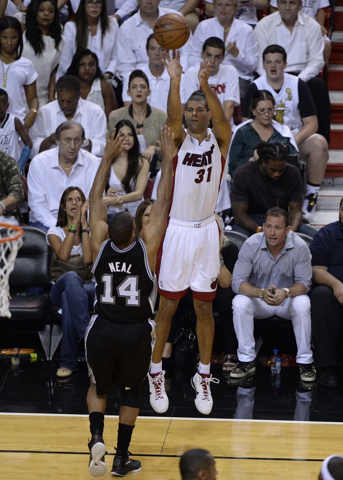 Koszykarze Miami Heat trzeci raz w swoim czwartym występie w finale sięgnęli po mistrzostwo ligi NBA. W siódmym decydującym spotkaniu pokonali w czwartek we własnej hali San Antonio Spurs 95:88, wygrywając rywalizację 4-3
