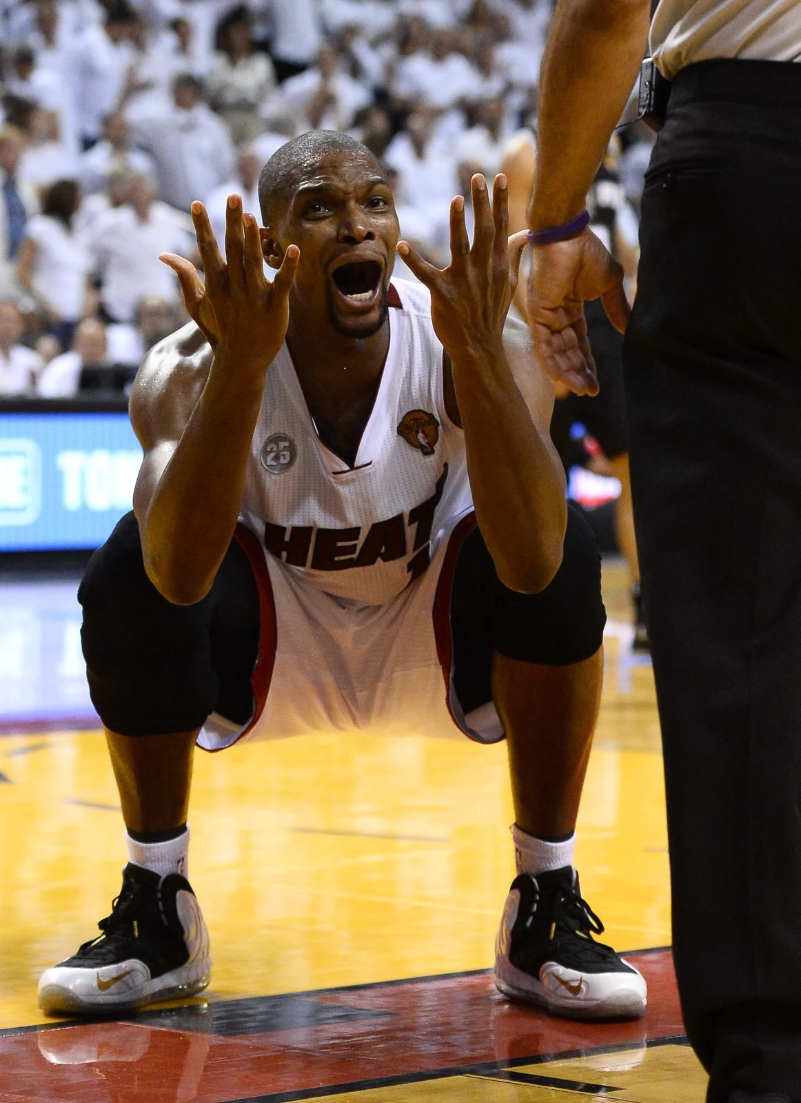 Koszykarze Miami Heat trzeci raz w swoim czwartym występie w finale sięgnęli po mistrzostwo ligi NBA. W siódmym decydującym spotkaniu pokonali w czwartek we własnej hali San Antonio Spurs 95:88, wygrywając rywalizację 4-3