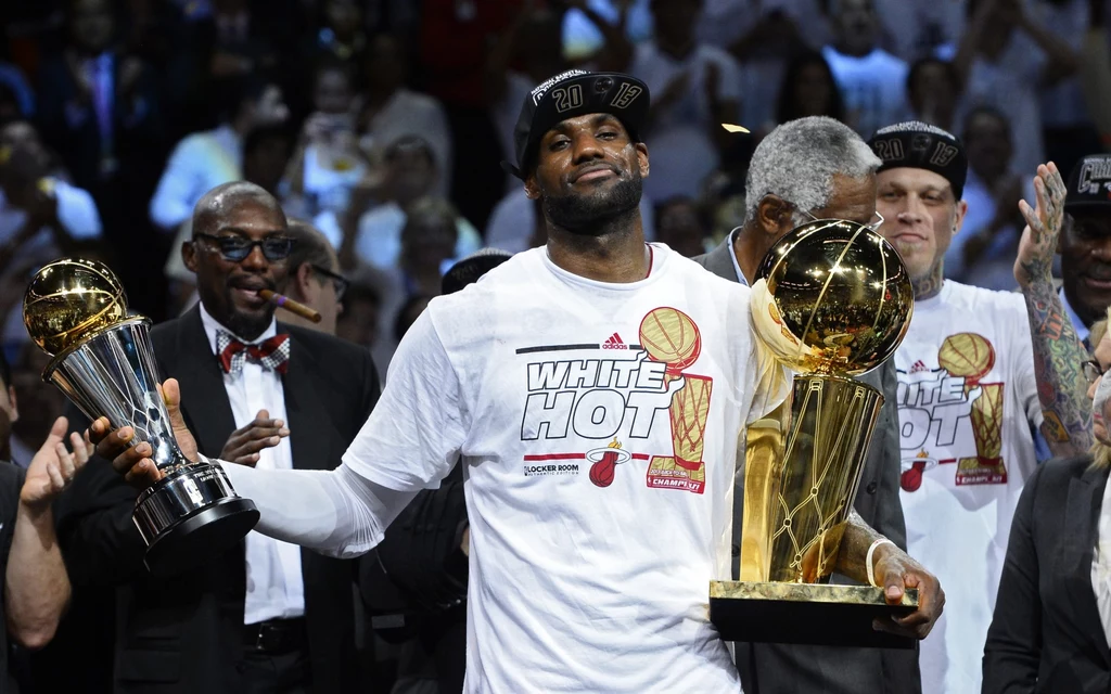 Koszykarze Miami Heat trzeci raz w swoim czwartym występie w finale sięgnęli po mistrzostwo ligi NBA. W siódmym decydującym spotkaniu pokonali w czwartek we własnej hali San Antonio Spurs 95:88, wygrywając rywalizację 4-3