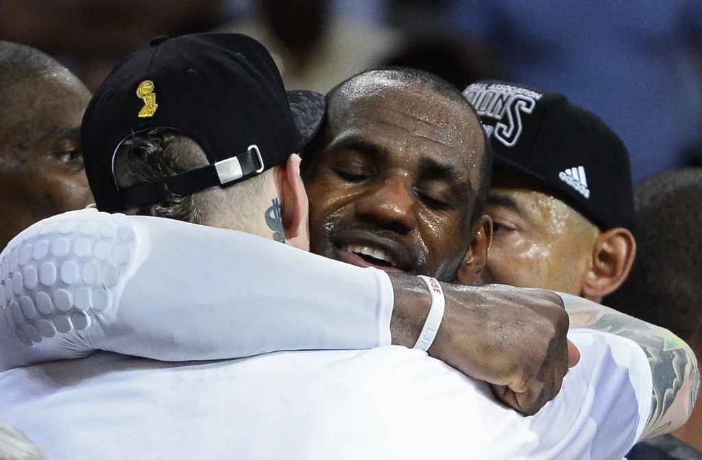 Koszykarze Miami Heat trzeci raz w swoim czwartym występie w finale sięgnęli po mistrzostwo ligi NBA. W siódmym decydującym spotkaniu pokonali w czwartek we własnej hali San Antonio Spurs 95:88, wygrywając rywalizację 4-3