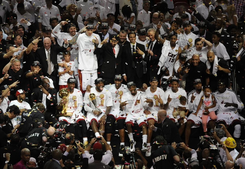 Koszykarze Miami Heat trzeci raz w swoim czwartym występie w finale sięgnęli po mistrzostwo ligi NBA. W siódmym decydującym spotkaniu pokonali w czwartek we własnej hali San Antonio Spurs 95:88, wygrywając rywalizację 4-3