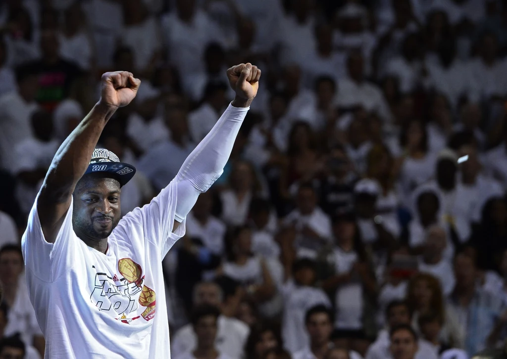 Koszykarze Miami Heat trzeci raz w swoim czwartym występie w finale sięgnęli po mistrzostwo ligi NBA. W siódmym decydującym spotkaniu pokonali w czwartek we własnej hali San Antonio Spurs 95:88, wygrywając rywalizację 4-3