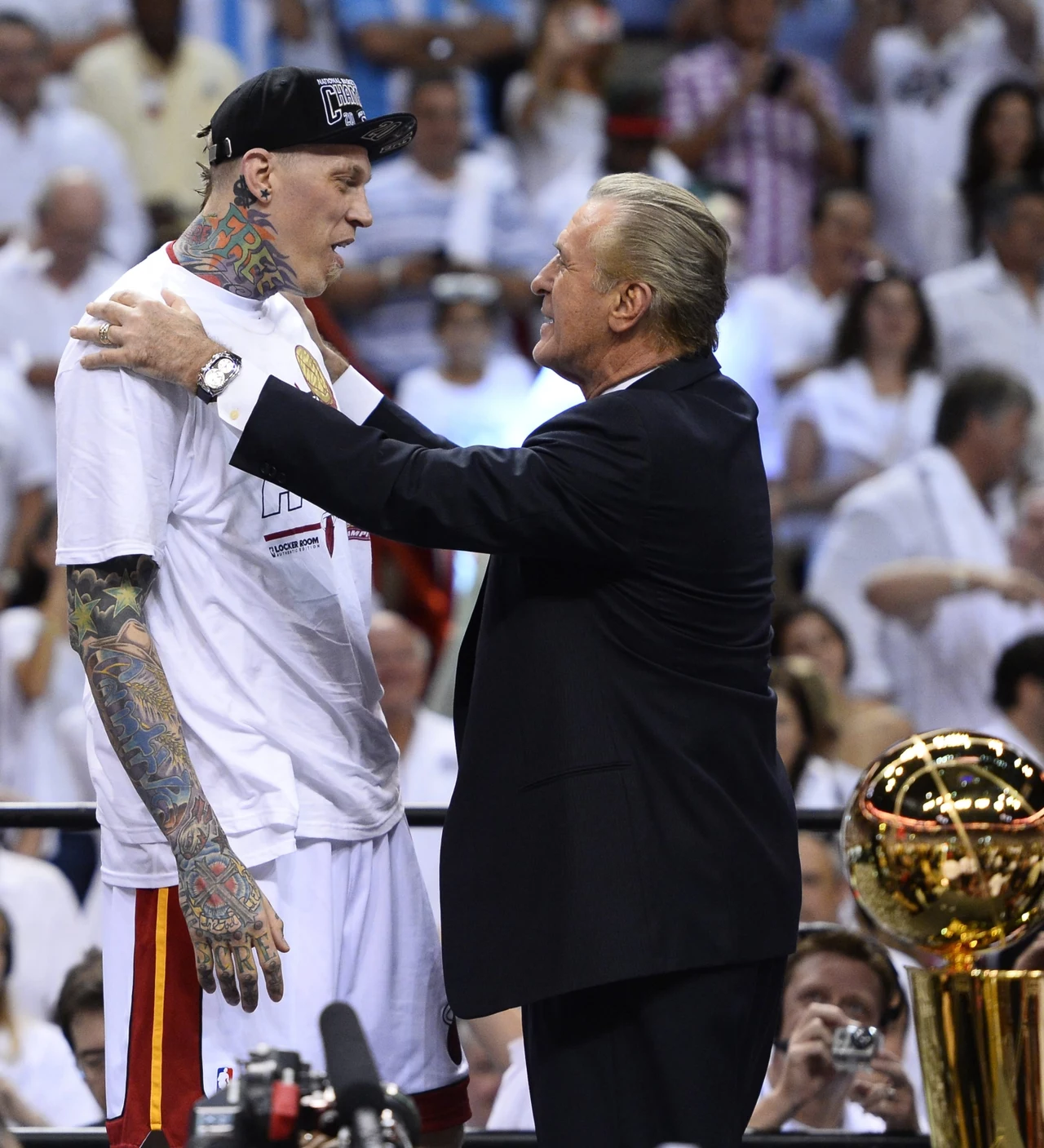 Koszykarze Miami Heat trzeci raz w swoim czwartym występie w finale sięgnęli po mistrzostwo ligi NBA. W siódmym decydującym spotkaniu pokonali w czwartek we własnej hali San Antonio Spurs 95:88, wygrywając rywalizację 4-3