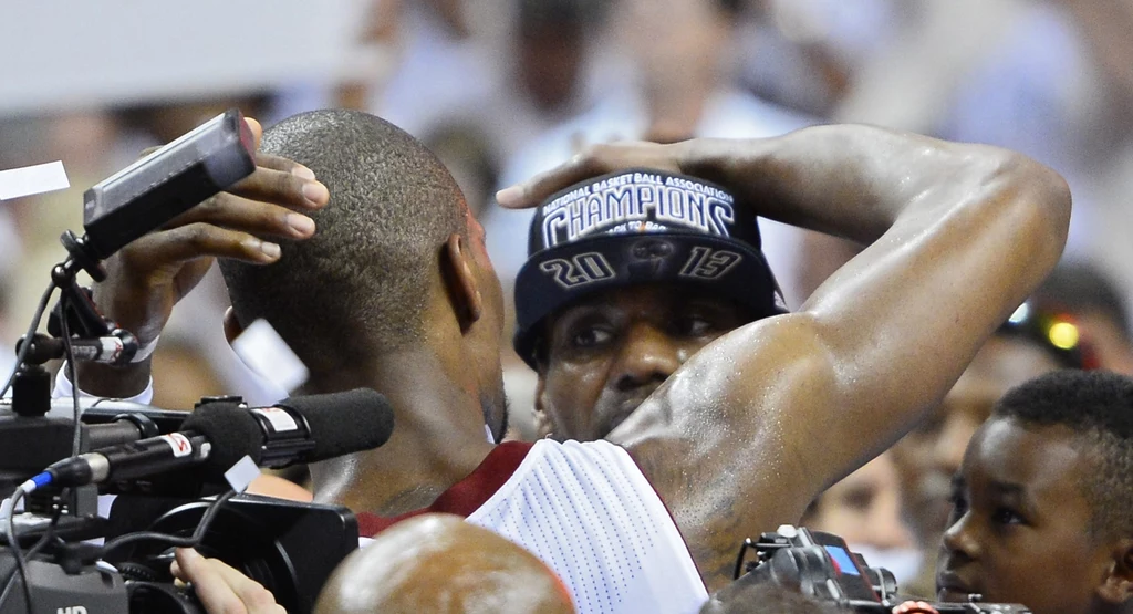 Koszykarze Miami Heat trzeci raz w swoim czwartym występie w finale sięgnęli po mistrzostwo ligi NBA. W siódmym decydującym spotkaniu pokonali w czwartek we własnej hali San Antonio Spurs 95:88, wygrywając rywalizację 4-3