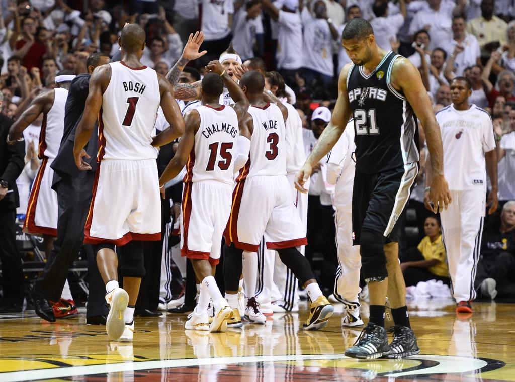 Koszykarze Miami Heat trzeci raz w swoim czwartym występie w finale sięgnęli po mistrzostwo ligi NBA. W siódmym decydującym spotkaniu pokonali w czwartek we własnej hali San Antonio Spurs 95:88, wygrywając rywalizację 4-3