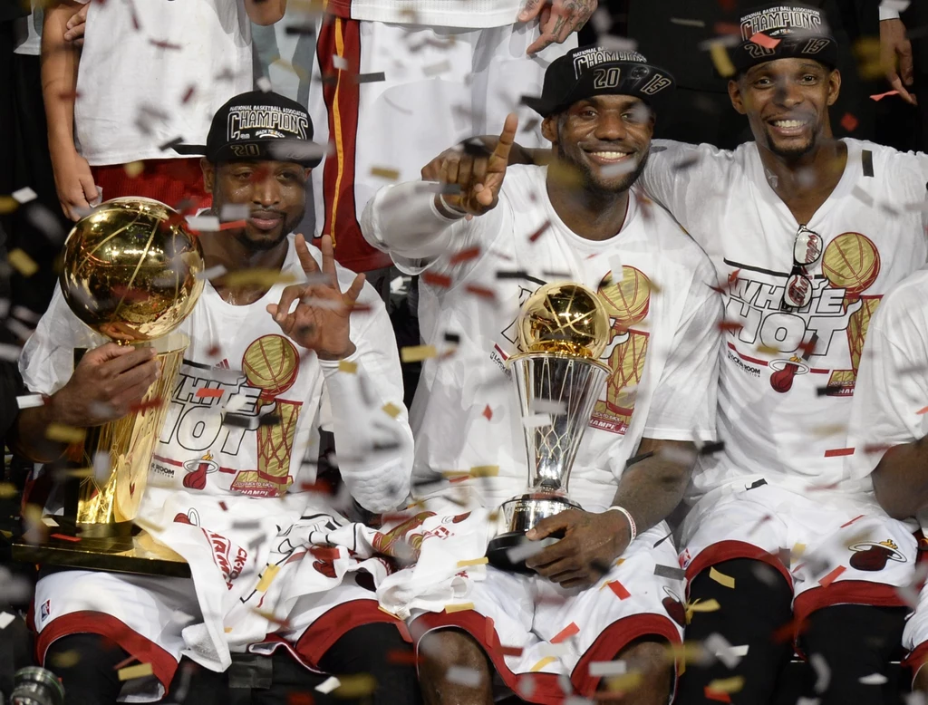 Koszykarze Miami Heat trzeci raz w swoim czwartym występie w finale sięgnęli po mistrzostwo ligi NBA. W siódmym decydującym spotkaniu pokonali w czwartek we własnej hali San Antonio Spurs 95:88, wygrywając rywalizację 4-3