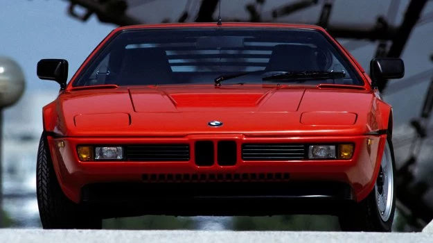 Klinowata karoseria BMW M1 to dzieło Giorgietto Giugiaro. Aby utrzymać w ryzach masę własną samochodu (1300 kg), wykonano ją z tworzyw sztucznych.