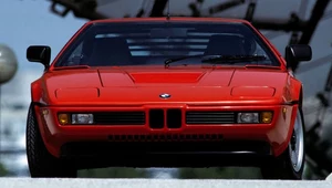 Klinowata karoseria BMW M1 to dzieło Giorgietto Giugiaro. Aby utrzymać w ryzach masę własną samochodu (1300 kg), wykonano ją z tworzyw sztucznych.