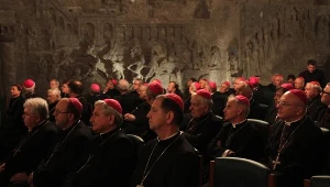 Biskupi w trakcie zwiedzania kopalni soli