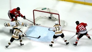 Patrick Kane posyła krążek do bramki Boston Bruins