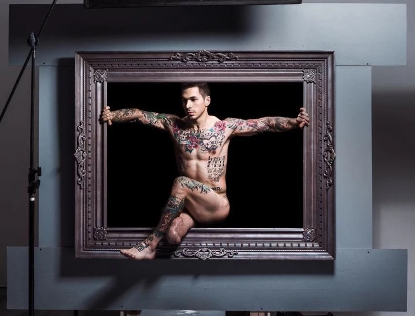 Alex Minsky nie wstydzi się ran wojennych. Jak twierdzi: ćwiczy, by dobrze wyglądać nago