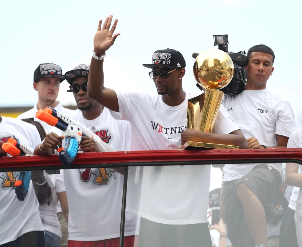 Chris Bosh z mistrzowskim trofeum im. Larry'ego O'Briena