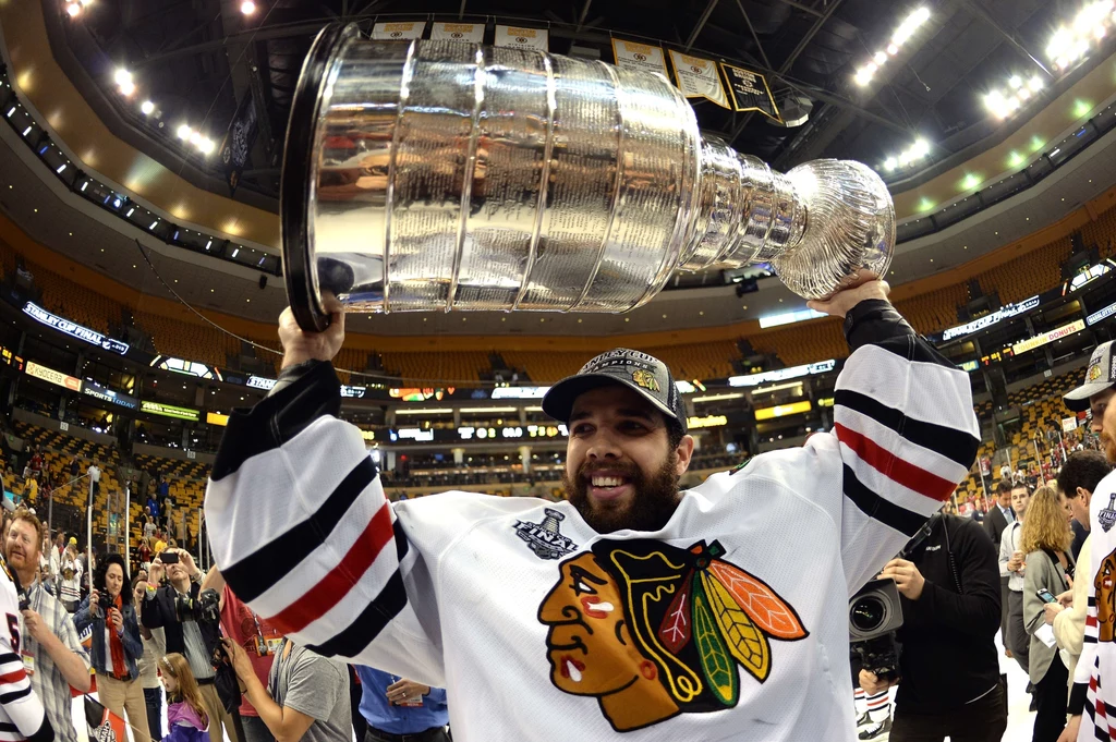 Corey Crawford z Pucharem Stanleya Corey Crawford z Pucharem Stanleya