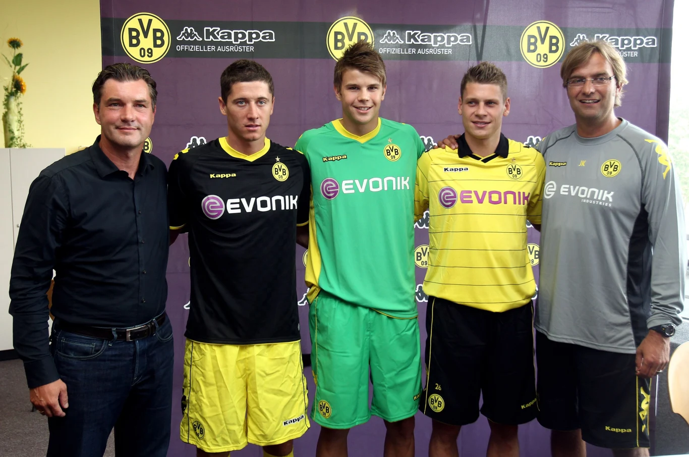 Robert Lewandowski podczas oficjalnej prezentacji w Borussii Dortmund. Drugi od prawej Łukasz Piszczek, pierwszy z prawej Juergen Klopp