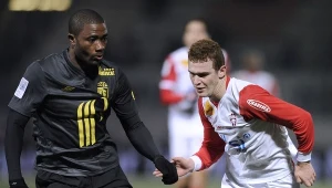 Ziri Hammar (z prawej) kontra Kameruńczyk Aurelien Chedjo z OSC Lille.