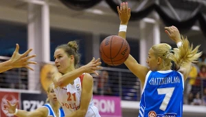 Zawodniczka reprezentacji Polski Agnieszka Skobel (L) mija Greczynkę Olgę Chatzinikolaou