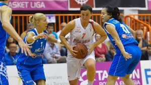 Zawodniczka reprezentacji Polski Magdalena Skorek (C) pomiędzy Greczynki Olgą Chatzinikolaou (L) i Iouliti Lymourą 