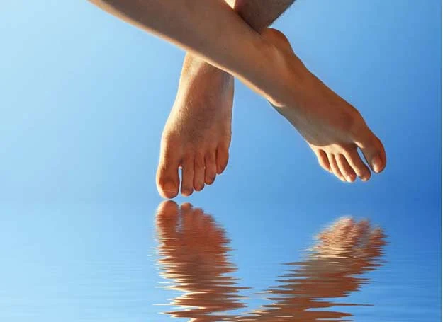 Chodzenie boso zapewnia przyplyw energii Chodzenie boso zapewnia przyplyw energii