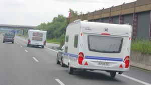 Auto z przyczepą