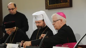 Od lewej: abp Jan Martyniak, zwierzchnik Ukraińskiego Kościoła Greckokatolickiego abp Światosław Szewczuk, abp Józef Michalik, podpisują wspólną deklarację w związku z 70. rocznicą zbrodni wołyńskiej