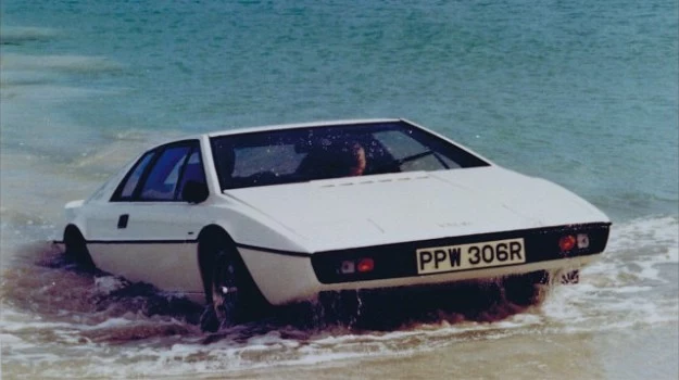 Lotus Esprit S1 w filmie "Szpieg, który mnie kochał"