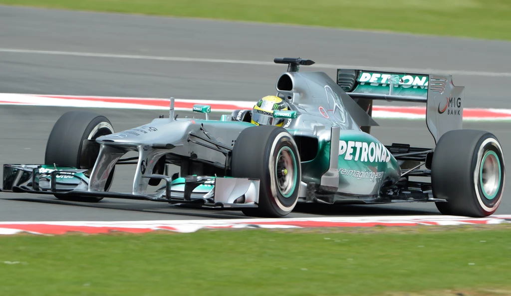 Nico Rosberg jedzie po zwycięstwo na torze Silverstone 