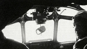 Gen. Sikorski w kabinie pilotów Liberatora podczas przelotu z Gibraltaru do Kairu w maju 1943 r.