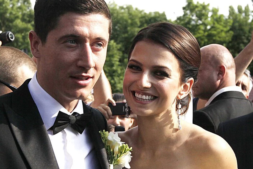 Anna Stachurska i Robert Lewandowski pobrali się po pięciu latach znajomości. „Lewy” nie mógł sobie wymarzyć wspanialszej żony. Nie dość, że piękna, to Ania jest jedną z najlepszych polskich zawodniczek karate.