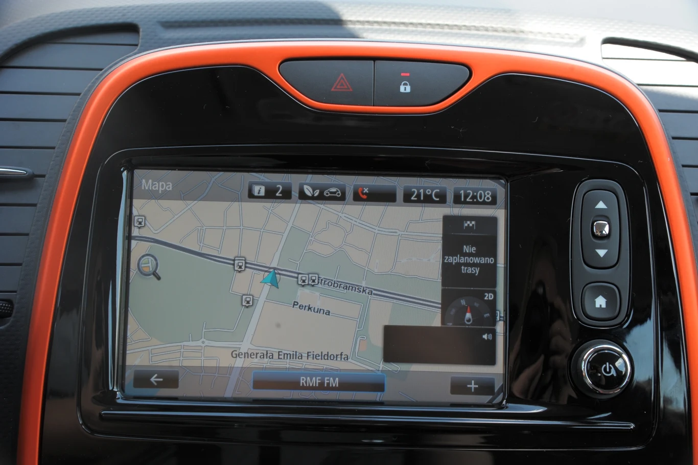 System R-Link (dopłata 2200 zł) oferuje m.in. nawigację TomTom i kamerę cofania.