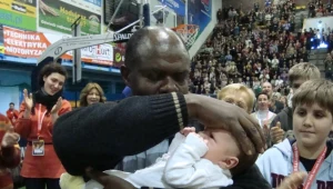 Ojciec John Bashobora podczas rekolekcji w Hali Gryfia w Słupsku, 2012 rok