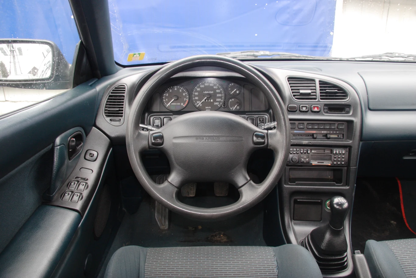 Tablica przyrządów za sprawą obecności suwaków sterowania nawiewami wygląda dość archaicznie. Jednak spasowanie jest zupełnie dobre i skrzypienie w bezwypadkowych autach nie występuje.