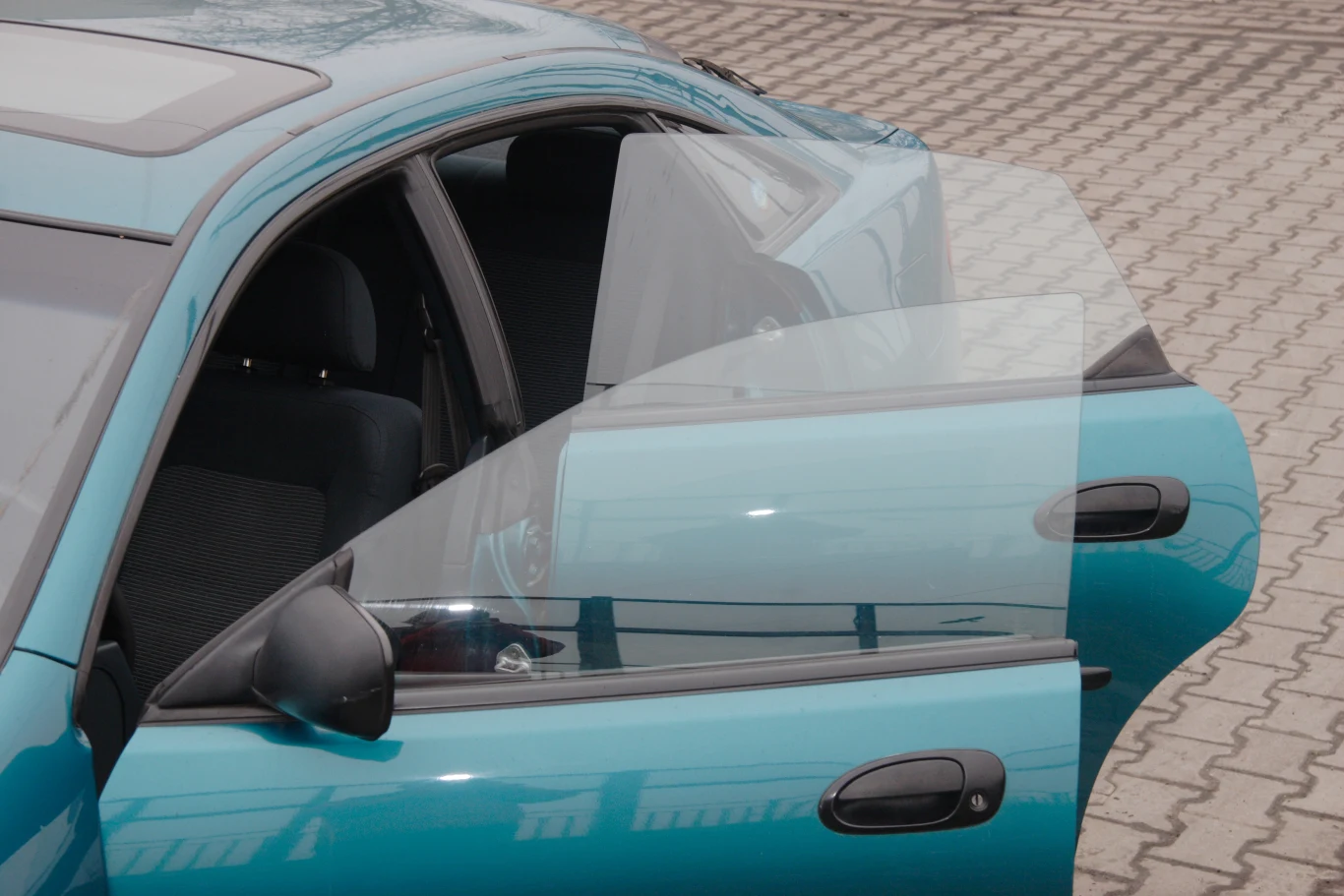 Zwróćmy uwagę na uszczelki drzwi bezramkowych. Potrafią być już sparciałe i przeciekać.