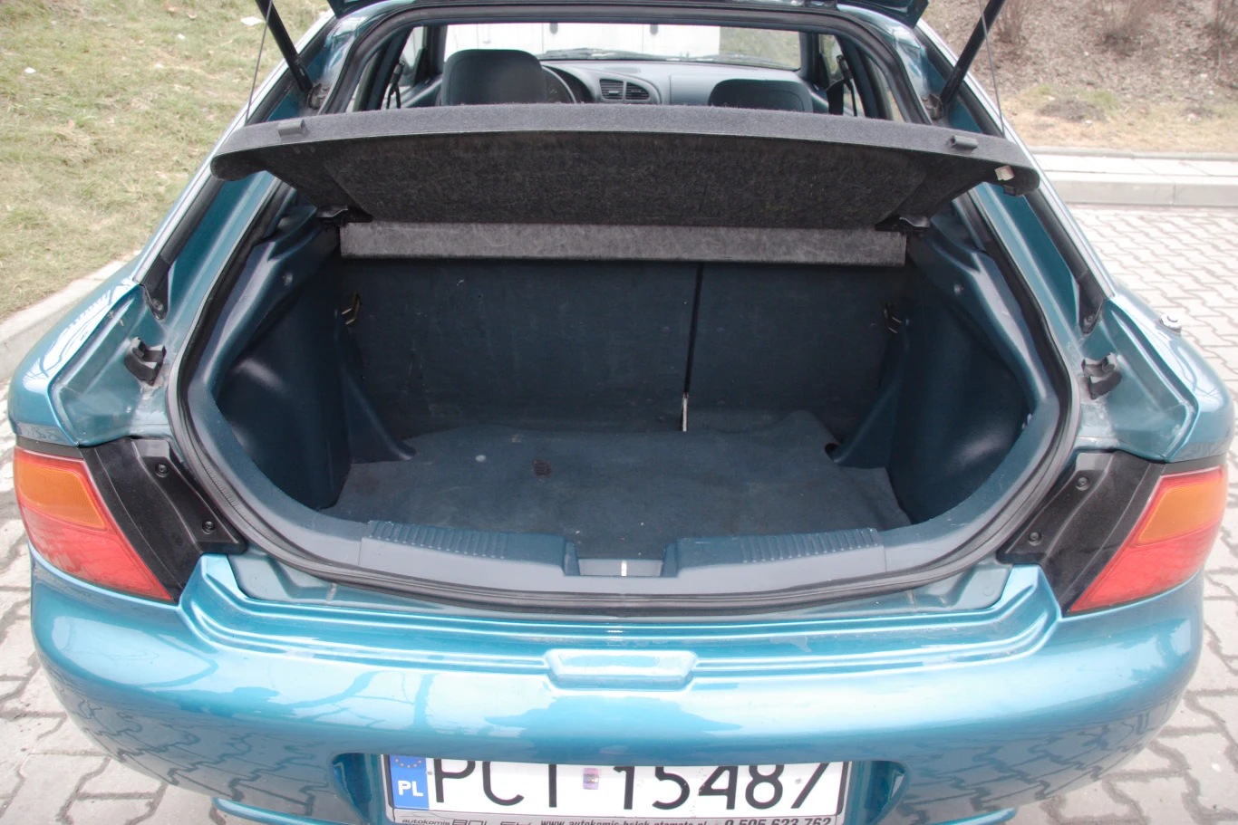 W wersji 323F bagażnik ma satysfakcjonującą pojemność 345 l. Jest jednak dość wąski i ma wysoki próg załadunku.