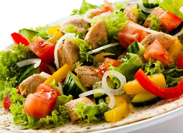 Świeże warzywa są pysznym i zdrowym dodatkiem do potraw z grilla