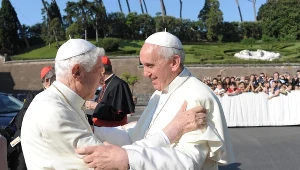 Papież Franciszek i emerytowany papież Benedykt XVI
