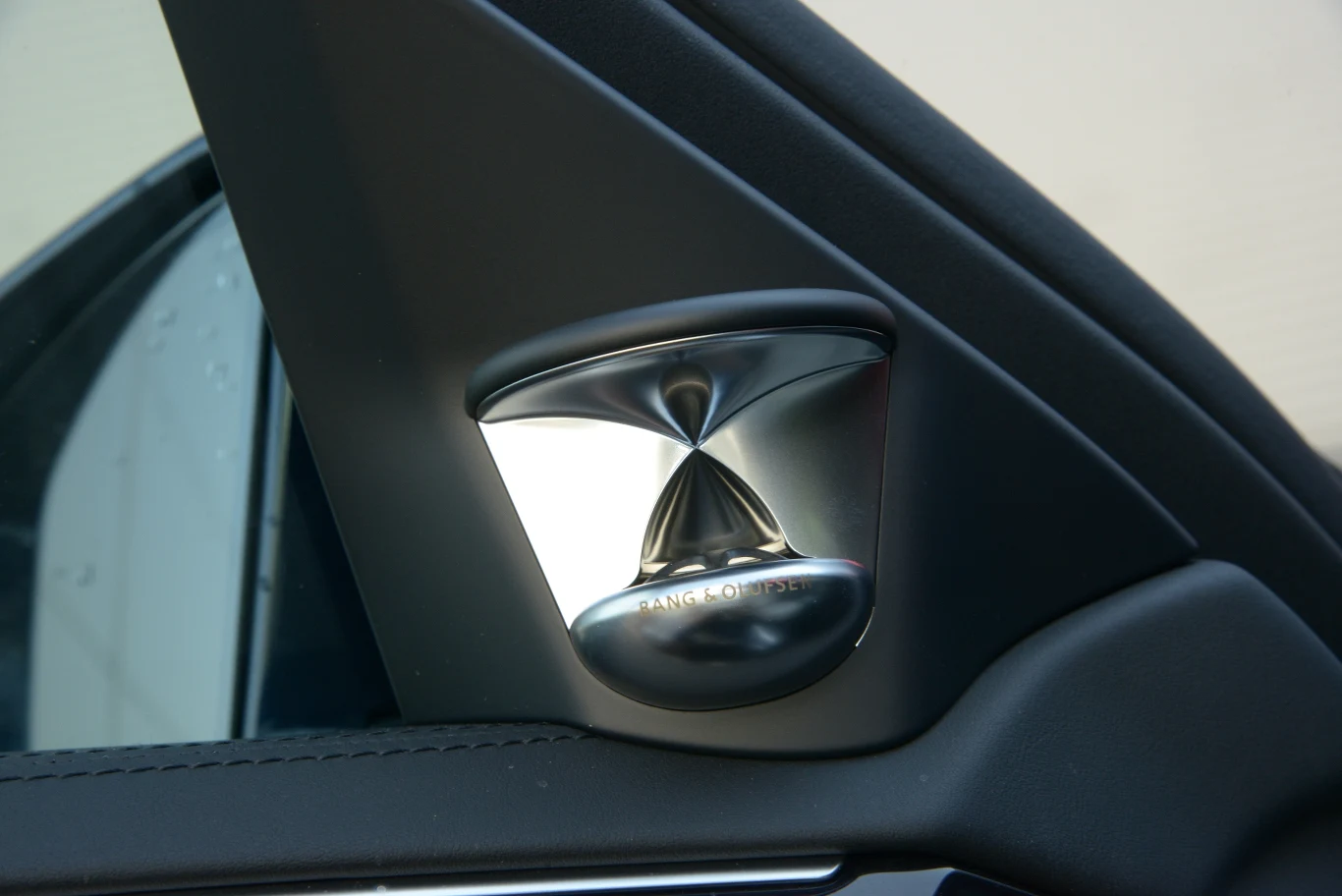 Głośnik wysokotonowy zestawu audio Bang & Olufsen BeoSound AMG. Podświetlany po zmierzchu.