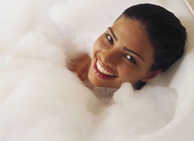 Jeśli zależy ci na uzyskaniu ładnego koloru skóry w krótkim czasie, zrób sobie naturalną barwiącą kąpiel