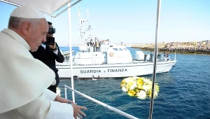 Papież składa wieniec w hołdzie dla uchodźców, którzy zginęli próbując dostać się na wyspę