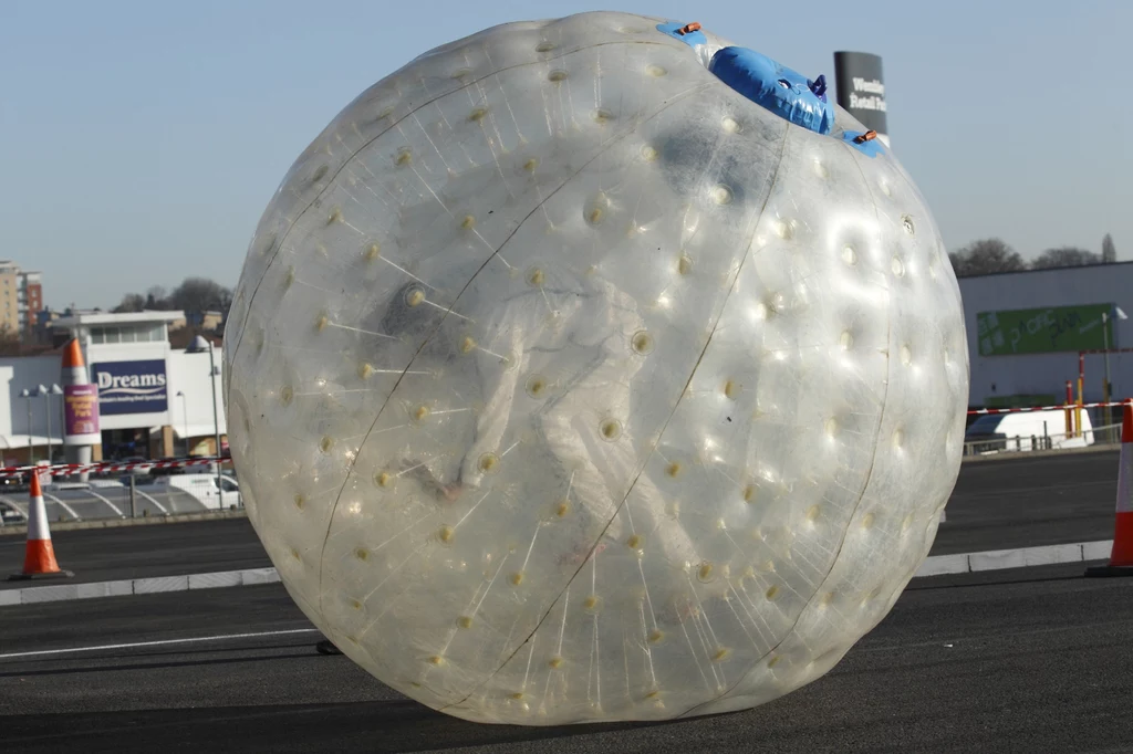 Zorbing. W tym możesz się dotoczyć wszędzie i po każdym podłożu