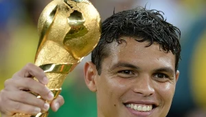 Thiago Silva z trofeum za zwycięstwo w Pucharze Konfederacji FIFA
