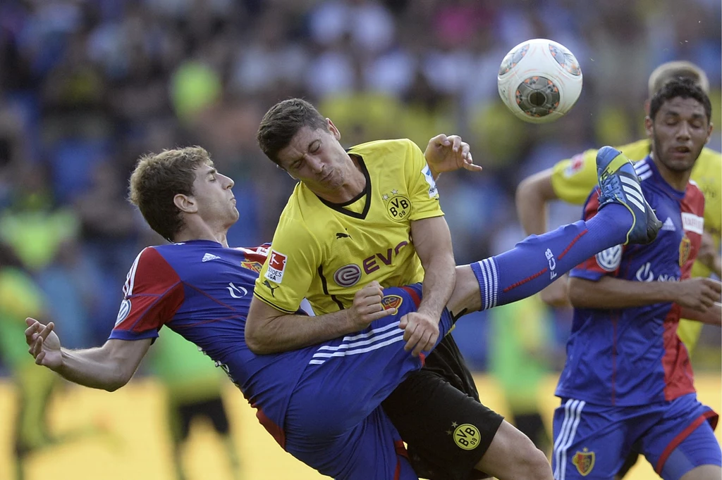 Robert Lewandowski w starciu z Gastonem Sauro