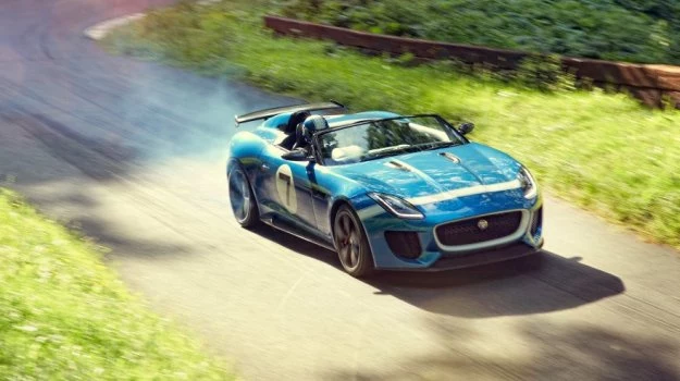 Jaguar Project 7 spoczywa na 20-calowych obręczach.