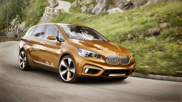 Młodzieńczy charakter BMW Active Tourer Outdoor podkreśla lakier Gold Race Orange. Auto spoczywa na 20-calowych obręczach.