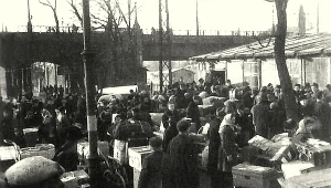 Druga połowa stycznia 1945 roku. Niemcy na ulicy Bahnhofstrasse przed poznańskim dworcem kolejowym czekają na pociągi ewakuacyjne